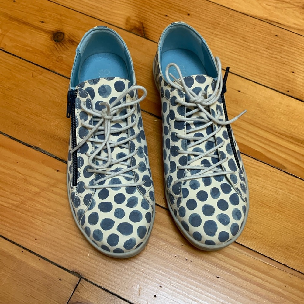 Cloud footwear - sneaker with side zipper.